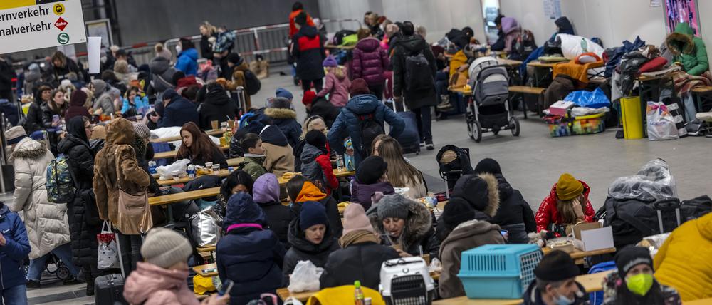Geflüchtete Menschen aus der Ukraine am Berliner Hauptbahnhof im März 2022.