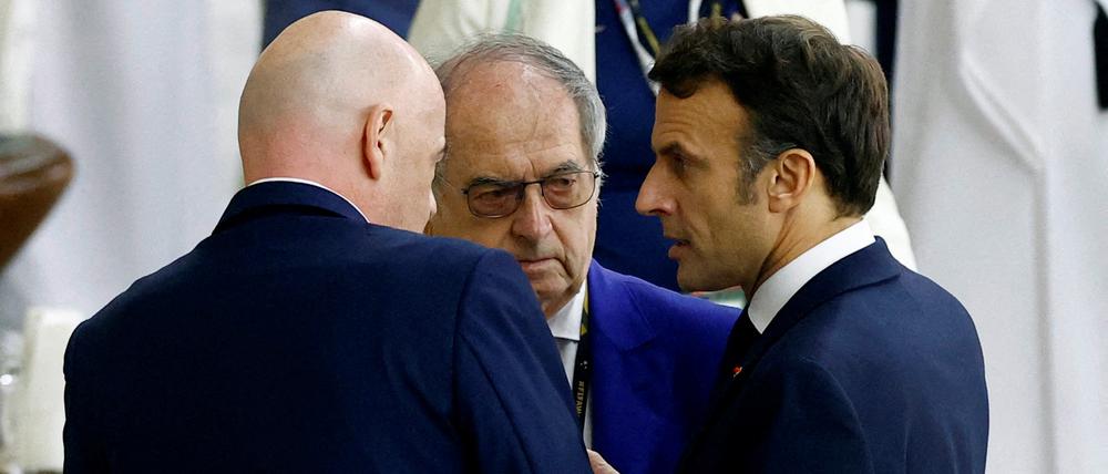 Männerrunde. Gianni Infantino (li.), Emmanuel Macron (r.) und Noel Le Graet während der WM in Katar 2022.