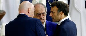 Männerrunde. Gianni Infantino (li.), Emmanuel Macron (r.) und Noel Le Graet während der WM in Katar 2022.