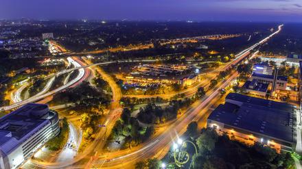 Das Autobahnkreuz Funkturm in Berlin-Charlottenburg.