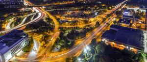 Das Autobahnkreuz Funkturm in Berlin-Charlottenburg.