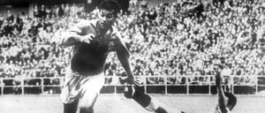Just Fontaine - hier im Spiel gegen die Bundesrepublik Deutschland - wurde 1958 mit Frankreich WM-Dritter und Torschützenkönig.