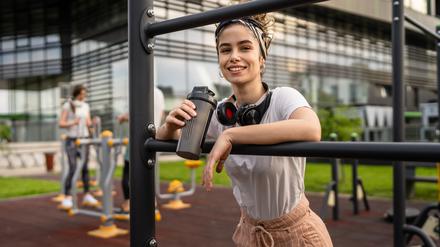 Wer intensiv Sport treibt kann von Nahrungsergänzungsmitteln profitieren, sollte aber auch auf eine gesunde, ausgewogene Ernährung achten. 