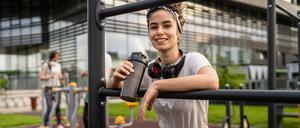 Wer intensiv Sport treibt kann von Nahrungsergänzungsmitteln profitieren, sollte aber auch auf eine gesunde, ausgewogene Ernährung achten. 