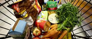 Nahrungsmittel verteuerten sich im Februar mit 21,8 Prozent stärker als zuletzt mit 20,2 Prozent.