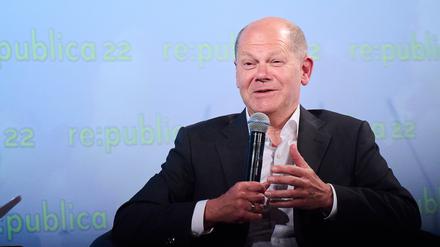 Bundeskanzler Olaf Scholz (SPD) beim Interview mit Linda Zervakis auf der re:publica am 9. Juni 2022.  