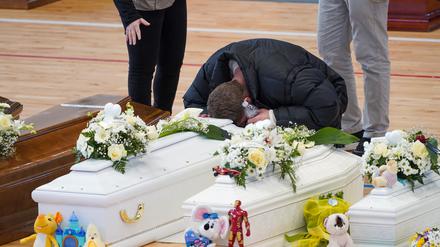 Angehörige nehmen in der Sporthalle von Crotone Abschied von ihren Angehörigen, darunter 13 Kindern.