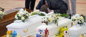 Angehörige nehmen in der Sporthalle von Crotone Abschied von ihren Angehörigen, darunter 13 Kindern.