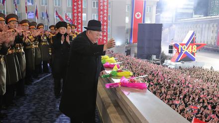 Nordkoreas Herrscher Kim Jong-un bei einer Parade am 9. Februar 2023.
