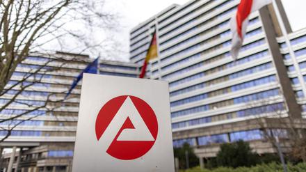 Das Logo der Bundesagentur für Arbeit (BA) vor der Zentrale in Nürnberg. 