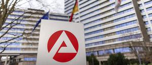 Das Logo der Bundesagentur für Arbeit (BA) vor der Zentrale in Nürnberg. 