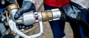 ARCHIV - 25.11.2018, Niedersachsen, Visselhövede: Ein Auslieferungsfahrer hält auf dem Betriebsgelände eines Heizöllieferanten die Zapfpistole eines Tanklasters für die Auslieferung von Heizöl in den Händen.     (zu dpa "Ministerien arbeiten an Entwurf zu Verbot neuer Ölheizungen") Foto: Hauke-Christian Dittrich/dpa +++ dpa-Bildfunk +++