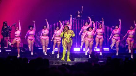 Die 34-jährige US-amerikanische Musikerin Lizzo bei ihrem Auftritt in der Großarena am Ostbahnhof. 