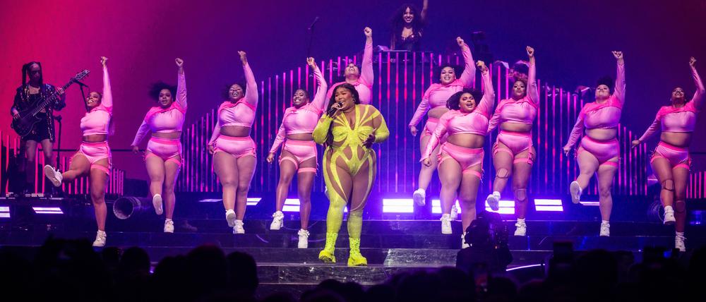 Die 34-jährige US-amerikanische Musikerin Lizzo bei ihrem Auftritt in der Großarena am Ostbahnhof.