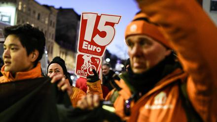 Kuriere des Lieferdienstes Lieferando demonstrierten am 28. Februar vor der Zentrale des Unternehmens in Kreuzberg für einen Tarifvertrag. 
