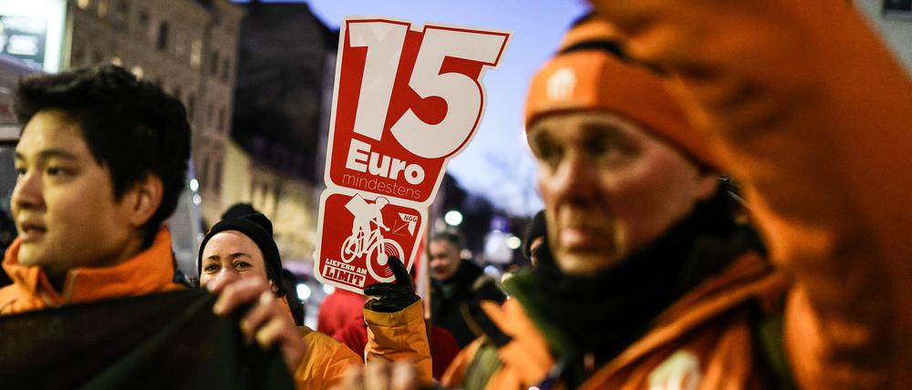 Kuriere des Lieferdienstes Lieferando demonstrierten am 28. Februar vor der Zentrale des Unternehmens in Kreuzberg für einen Tarifvertrag. 