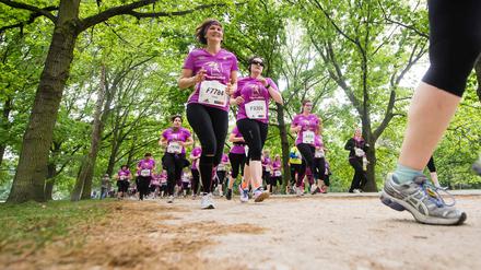 Beim Berliner Frauenlauf sind in jedem Jahr rund 10.000 Menschen dabei. Stets mit dem Ziel, auf das Thema Brustkrebs aufmerksam zu machen.