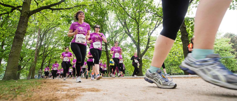 Beim Berliner Frauenlauf sind in jedem Jahr rund 10.000 Menschen dabei. Stets mit dem Ziel, auf das Thema Brustkrebs aufmerksam zu machen.
