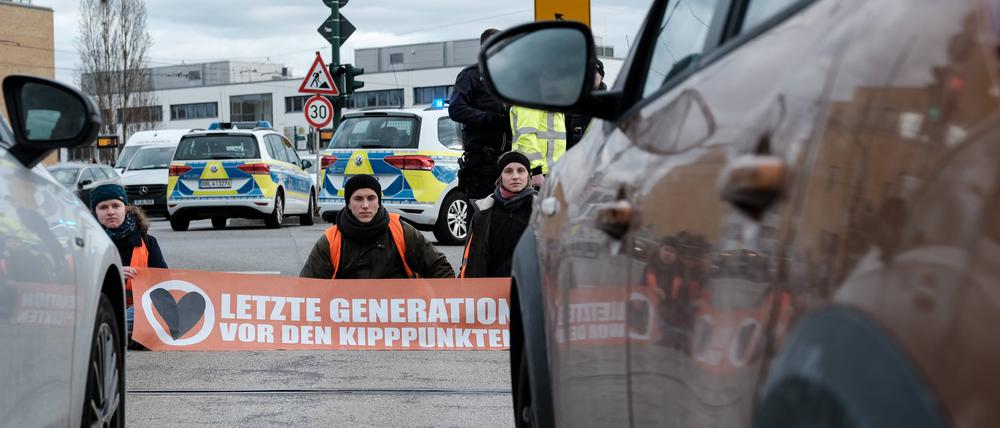 Aktivisten der „Letzten Generation“ blockierten am Montag die Lange Brücke in Potsdam.