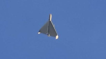 Eine Drohne ist am Himmel zu sehen. 