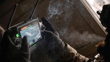 Ein ukrainischer Soldat steuert eine Drohne im Dezember 2022 im damals umkämpften Bachmut, Ukraine. 