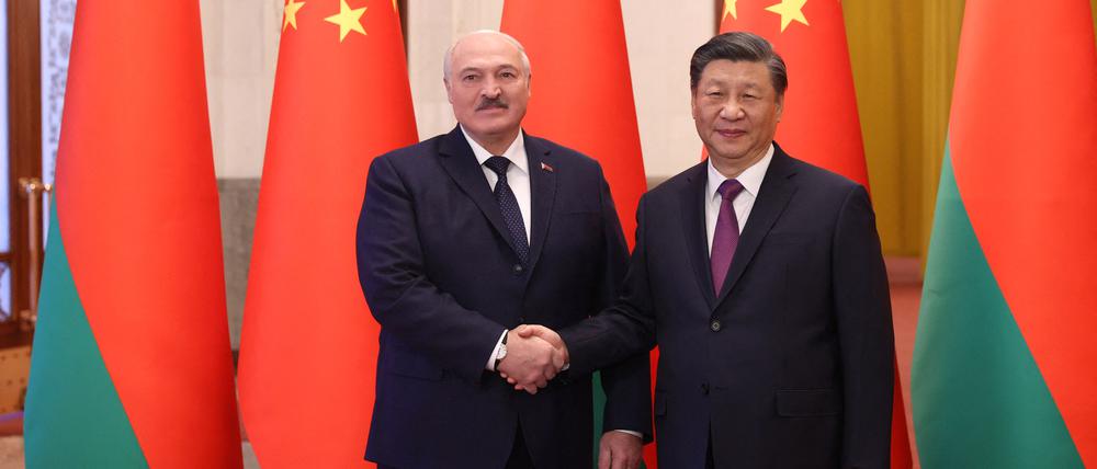 Besuch bei einem „alten Freund“: Der belarussische Präsident Aljaksandr Lukaschenko und Chinas Partei- und Staatschef Xi Jinping in Peking.