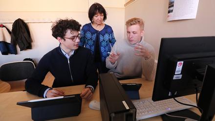 Vincent Hegner (links) und Louis Schlüchter arbeiten gemeinsam mit Lehrerin Kerstin Mill an einer Business-Idee.