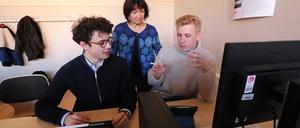 Vincent Hegner (links) und Louis Schlüchter arbeiten gemeinsam mit Lehrerin Kerstin Mill an einer Business-Idee.