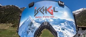 Bloß nicht aufregen. Überdimensionale Skibrille mit dem Logo des Skigebiet „Ischgl“.