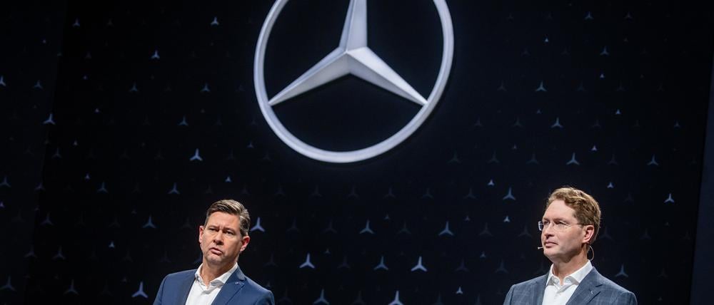 Harald Wilhelm (l), Finanzvorstand der Mercedes-Benz Group AG, spricht während der Mercedes-Benz Bilanzpressekonferenz neben Ola Källenius (r), Vorstandsvorsitzender der Mercedes-Benz Group AG zu Medienvertretern.