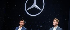 Harald Wilhelm (l), Finanzvorstand der Mercedes-Benz Group AG, spricht während der Mercedes-Benz Bilanzpressekonferenz neben Ola Källenius (r), Vorstandsvorsitzender der Mercedes-Benz Group AG zu Medienvertretern.