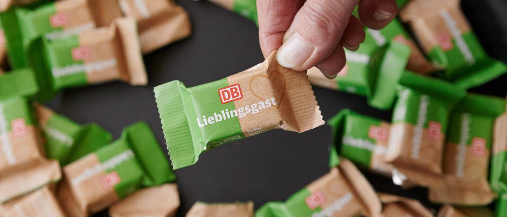 Die Deutsche Bahn verteilt künftig als Fahrgastgeschenk Schokolade an Reisende der 1. Klasse.