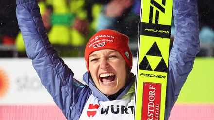 Katharina Althaus aus Deutschland jubelt über ihren dritten Platz.
