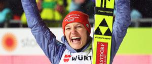 Katharina Althaus aus Deutschland jubelt über ihren dritten Platz.