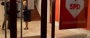 Franziska Giffey (M, SPD), Regierende Bürgermeisterin von Berlin, gibt ein TV.Interview nach der Pressekonferenz nach der Sitzung des SPD-Landesvorstandes. Nach der Wiederholungswahl zum Abgeordnetenhaus in Berlin will die Berliner SPD Koalitionsverhandlungen mit dem Wahlsieger CDU aufnehmen.