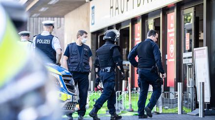Polizisten vor dem Düsseldorfer Hauptbahnhof