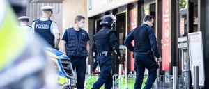 Polizisten vor dem Düsseldorfer Hauptbahnhof