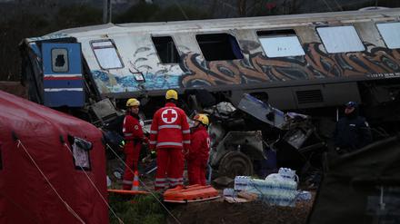 Rettungseinsatz an der Unglücksstelle in Larisa.