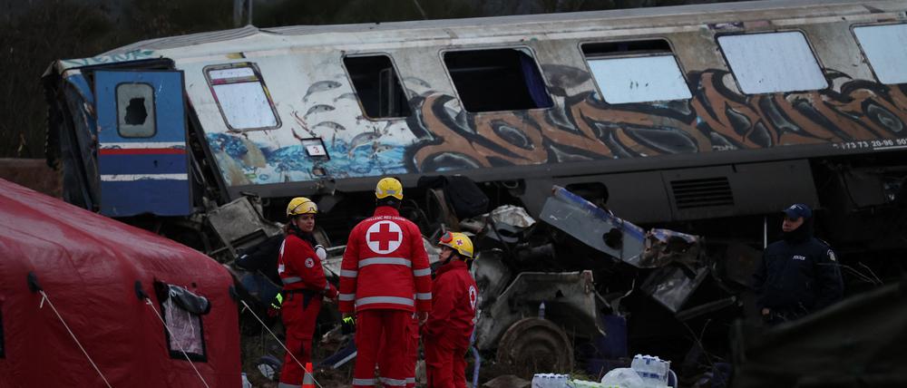 Rettungseinsatz an der Unglücksstelle in Larisa.