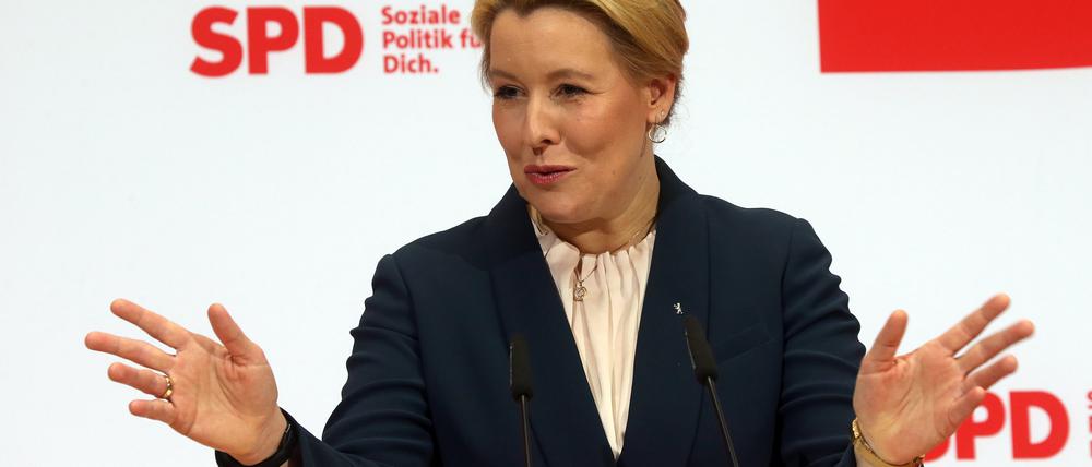 Franziska Giffey (SPD), Regierende Bürgermeisterin von Berlin, beantwortet am Tag nach der Berliner Wahl zum Abgeordnetenhaus und nach der Präsidiumssitzung ihrer Partei im Willy-Brandt-Haus die Fragen von Journalisten.