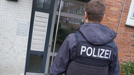 Beamte der Bundespolizei führen am frühen Donnerstagmorgen Durchsuchungen in Hamburg und Berlin durch. 