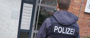 Beamte der Bundespolizei führen am frühen Donnerstagmorgen Durchsuchungen in Hamburg und Berlin durch.