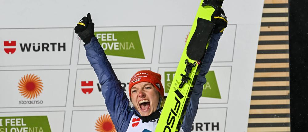 Katharina Althaus freute sich in Planica über drei WM-Titel und eine Bronzemedaille.