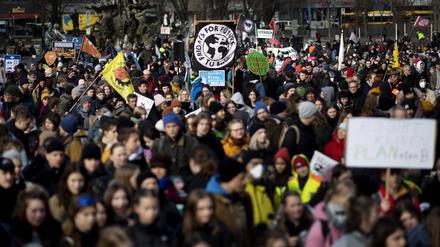 Fridays for Future DEU, Deutschland, Germany, Berlin, 10.02.2023 Demonstranten der Fridays For Future Bewegung mit Plakat bei der Kundgebung und Demonstration unter dem Motto BerlinWillKlima Fridays for Future Strike in Berlin Deutschland. Protest der Schueler und Studenten beim Klimastreik fuer einen radikalen Wandel der Klimapolitik, der Einhaltung des 1,5-Grad-Ziels und dem Ausstieg aus der Kohlepolitik und Atompolitik und klimaneutrale Hauptstadt 2030. en: Demonstrators of the Fridays For Future movement with poster at the rally and demonstration under the slogan BerlinWillKlima Fridays for Future Strike in Berlin Germany. Students protest at the climate strike for a radical change in climate policy, compliance with the 1.5 degree tar