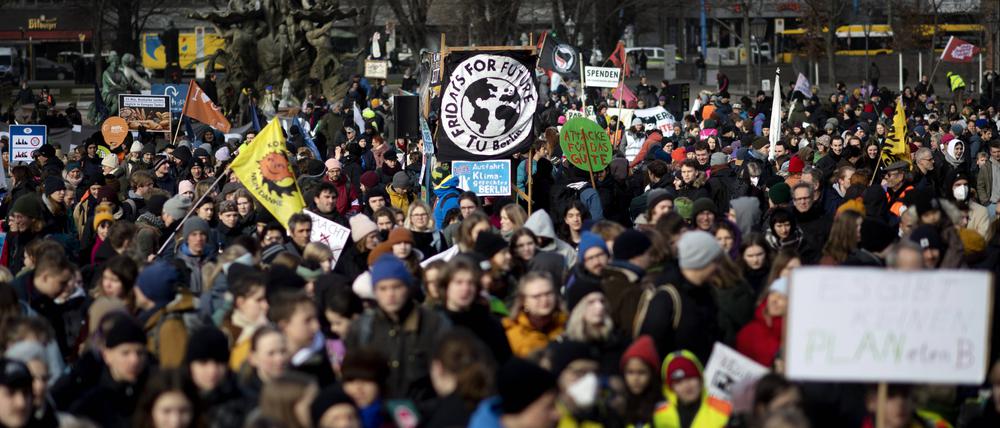 Fridays for Future DEU, Deutschland, Germany, Berlin, 10.02.2023 Demonstranten der Fridays For Future Bewegung mit Plakat bei der Kundgebung und Demonstration unter dem Motto BerlinWillKlima Fridays for Future Strike in Berlin Deutschland. Protest der Schueler und Studenten beim Klimastreik fuer einen radikalen Wandel der Klimapolitik, der Einhaltung des 1,5-Grad-Ziels und dem Ausstieg aus der Kohlepolitik und Atompolitik und klimaneutrale Hauptstadt 2030. en: Demonstrators of the Fridays For Future movement with poster at the rally and demonstration under the slogan BerlinWillKlima Fridays for Future Strike in Berlin Germany. Students protest at the climate strike for a radical change in climate policy, compliance with the 1.5 degree tar
