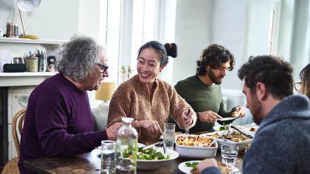 Gemeinsam kochen und essen, philosophieren, diskutieren, aufeinander Acht geben – das geht in einer WG.