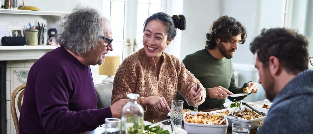 Gemeinsam kochen und essen, philosophieren, diskutieren, aufeinander Acht geben – das geht in einer WG.