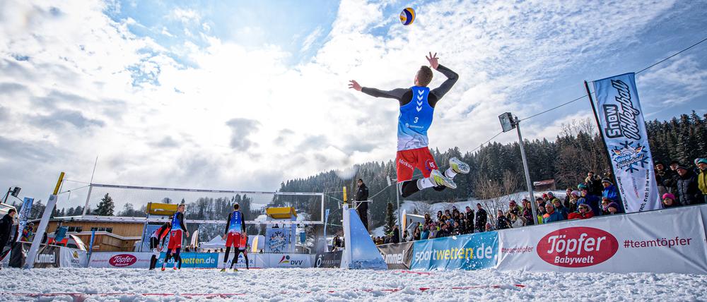 Ungewöhnlicher Anblick. Die Teams spielen nicht im Sand, sondern vor einer winterlichen Kulisse.