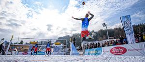 Ungewöhnlicher Anblick. Die Teams spielen nicht im Sand, sondern vor einer winterlichen Kulisse.
