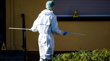 Ein Ermittler sichert Spuren am Tatort in Bramsche.